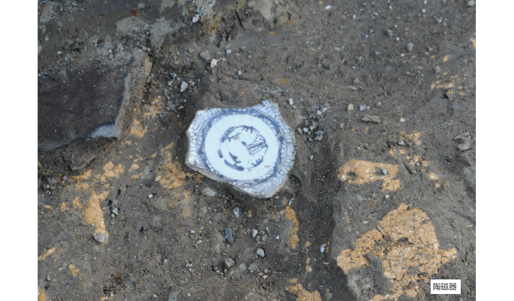 画像：白州と建物礎石